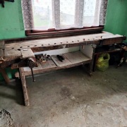 Stary stół stolarski i narzędzia stolarskie - heble, piły, strugi, dłuta