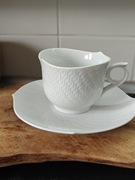 Filiżanka ze spodkiem biała fala Miśnia Meissen 