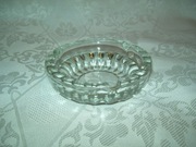 SZKLANA POPIELNICZKA - GRUBE SZKŁO - RZEŹBIONA