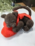 Pluszak śpiący kotek na poduszce w kształcie serca 