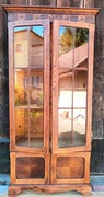 Drewniana szafa biblioteczka z dworku profesjonalnie odnowiona