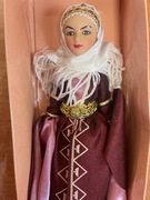 Lalka w stroju regionalnym z porcelany