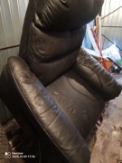 Fotel skórzany z funkcją wstawania .pilot przewodowy