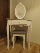 Toaletka biała z szufladą i lustrem