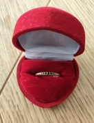 Pierścionek złoty 585 czarne oczka Apart