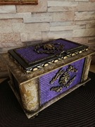 Duża szkatułka w renesansowym stylu.