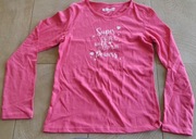 Różowa bluzka z białymi napisami 