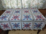 Lniany obrus ręcznie haftowany z koronką 130x130