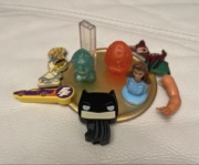 Zestaw różnych figurek z dawnych lat