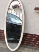 Duże owalne lustro w białej ramie