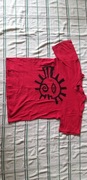 T-shirt czerwony z czarnym znakiem L.
