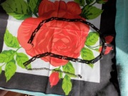 Pasek z prostokatów plastikowych i łańcuszku metalowym koloru srebrnego.