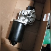 Nowy silniczek wycieraczek przód golf 4 