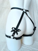 Harness czarny z łańcuszkami 