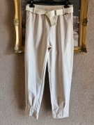 Spodnie beżowe typ masełko, mucha,  kieszenie, pasek