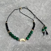 Bransoletka na jedwabnej nici z turmalinem i malachitem ze złotym księżycem