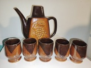 Zestaw ceramicznych dzbanka i 5 garnuszków