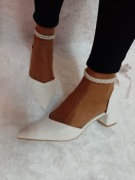 (40/41) Białe, bogato zdobione perłami czółenka ślubne z zapięciem, NOWE 