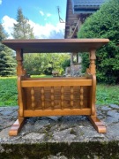 Dębowy stolik z gazetnikiem – praktyczny i stylowy