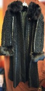 Długi płaszcz z karakułów, futrzany kołnierz i zakończenia rękawów 