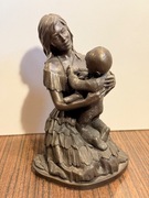 Śliczna figurka jak z brązu matka z dzieckiem 