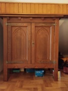 stara drewniana szafa bieliźniarka z okuciami