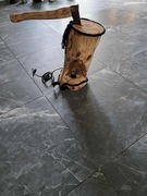 Lampka w pniu z toporkiem.