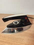 Zabytkowe żelazko z czasów PRL