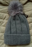 Czapka damska z pomponem 