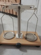 Stara laboratoryjna waga szalkowa