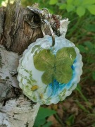 breloczek z czterolistną koniczyną "Amulet Lazurowej Fali"