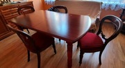 Stół z czterema krzesłami 