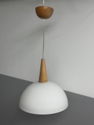 Lampa sufitowa z szklanym białym kloszem, skandynawska, drewno