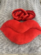 Poduszka czerowna usta duża ok 40x80 cm pleciona gratis zestaw 2 sztuk