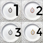 Medalion do bukietu ślubnego ze zdjęciem tekstem młoda Panna Marynarka wisi