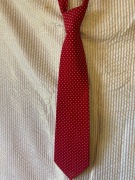 Czerwony krawat w białe kropki