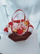 Kosz prezentowy z mydlane różami i czekoladkami Ferrero Rocher + Raffaello