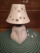 Biała miniaturowa lampka naftowa. 