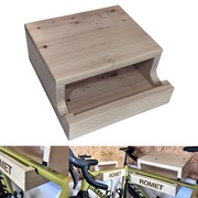 Półka wieszak na rower wisząca ścienna, lite drewno