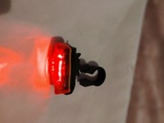 Czerwona lampa rowerowa. 
