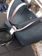 Czarna torebka z perłowo białą saszetką. LULU