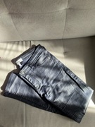 Granatowe spodnie z imitacji skórzane