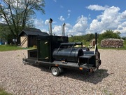 Grill - wędzarnia Route 66 Smoker – solidny, mobilny zestaw 