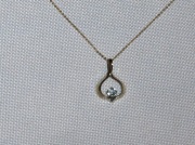 ZŁOTY (585) WISIOREK Z BŁĘKITNYM KAMIENIEM