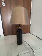 Lampa stojąca czarna z kawowym kloszem