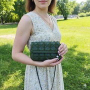 Ciemnozielona mała torebka na czarnym łańcuszku, ręczne robiona 