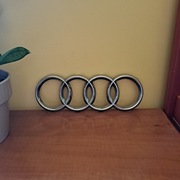 Emblemat znaczek Audi na przedni zderzak przód