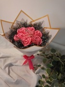 Bukiet róż ze wstążki satynowej z brokatem różowe 