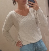 Beżowy sweter z ozdobnym wycięciem na plecach