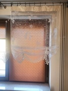 Dwie firanki zestaw z plastikową listwą i gipurą panel w kwiaty.